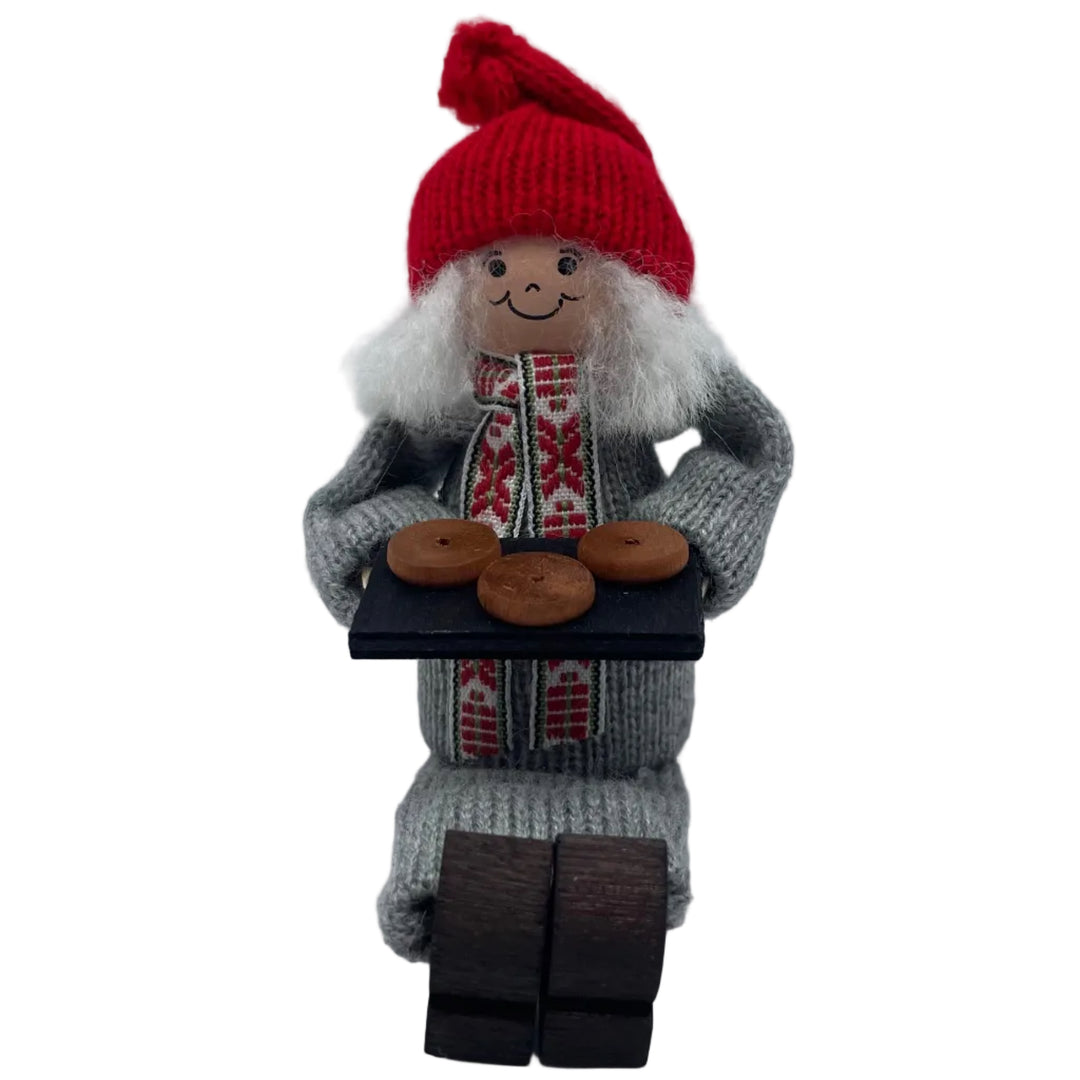 Swedish tomte lady with baking pan