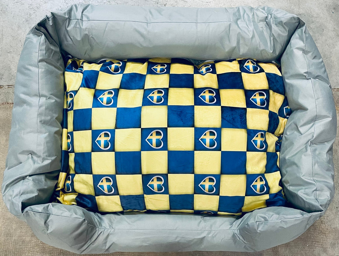 Oxford Cloth Padded Pet Bed with Swedish Hearts and Checks