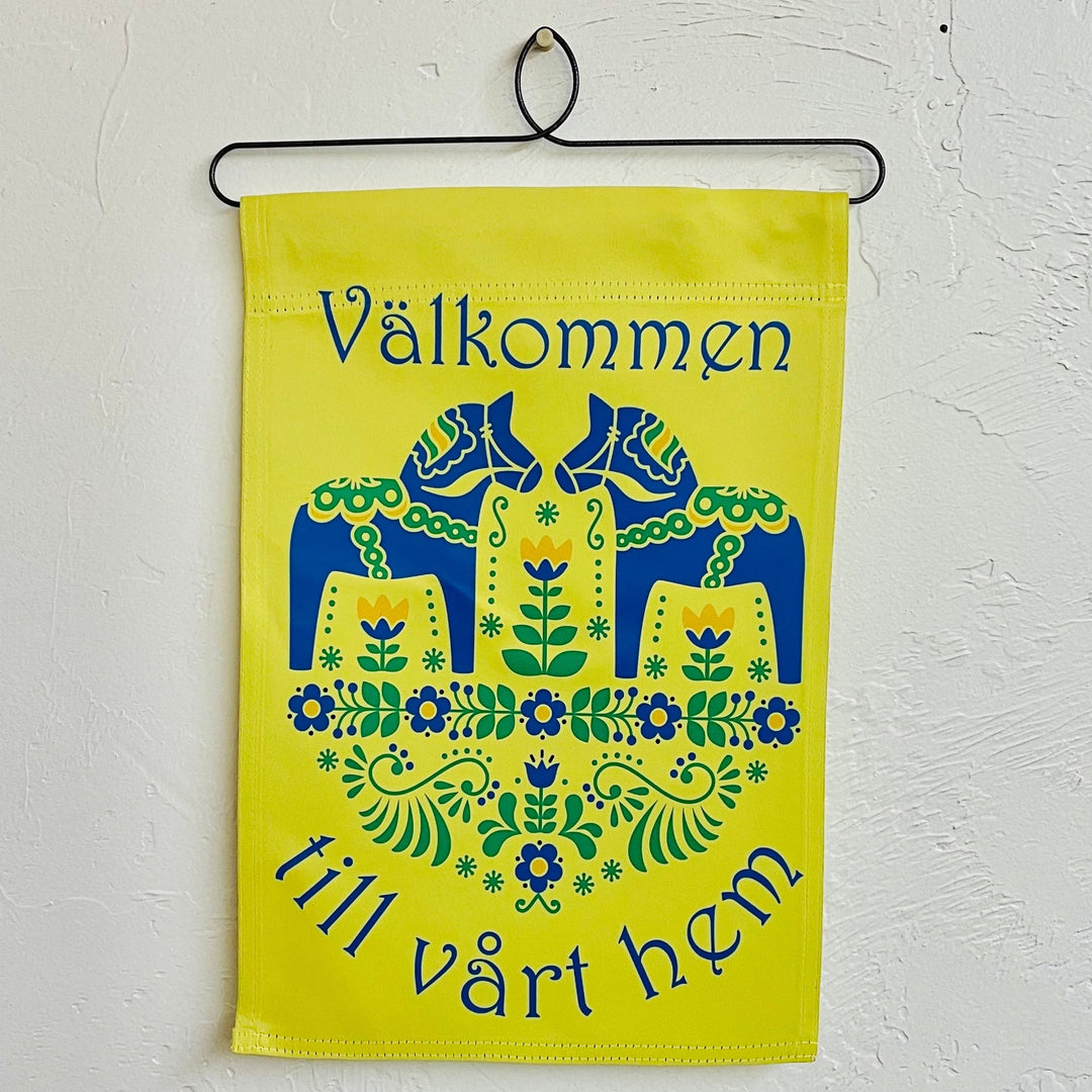 Välkommen till vårt hem Dala horse garden flag