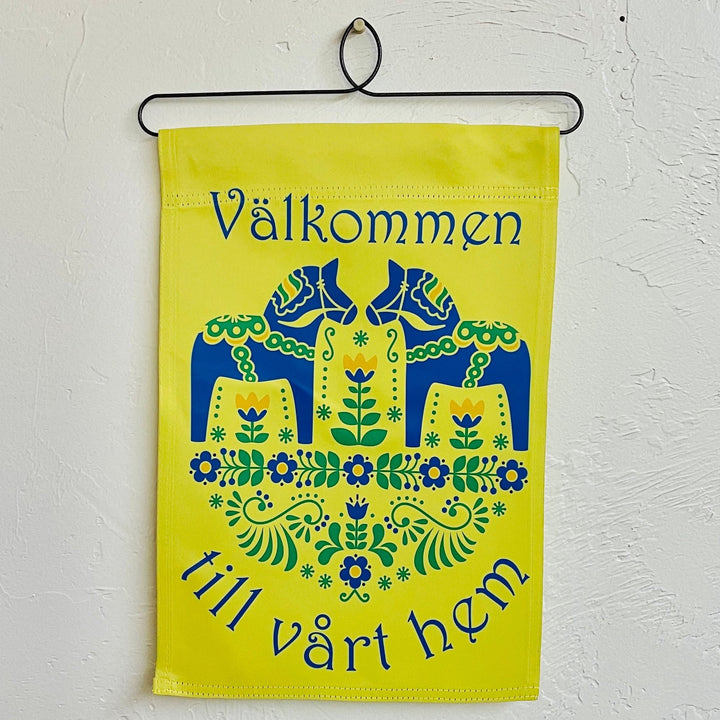 Välkommen till vårt hem Dala horse garden flag
