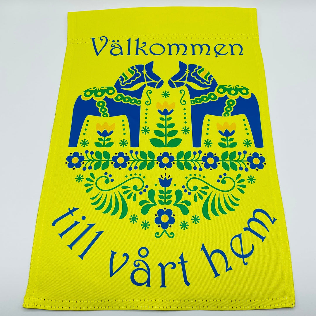 Välkommen till vårt hem Dala horse garden flag