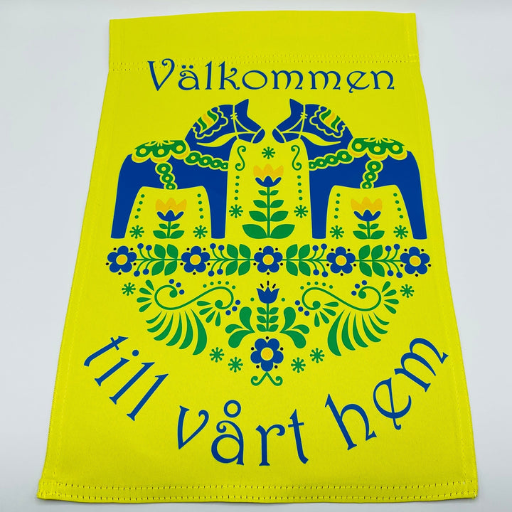 Välkommen till vårt hem Dala horse garden flag