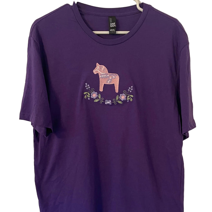 Dala Horse & Flowers on Purple T-shirt