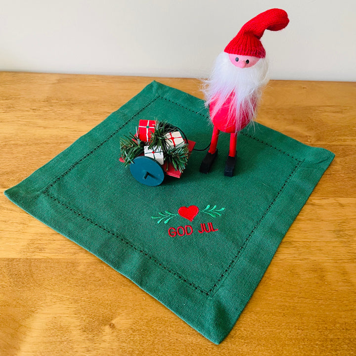 Small Square Doily Embroidered God Jul Heart on Green