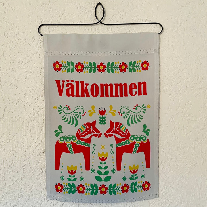 Välkommen Dala horse garden flag