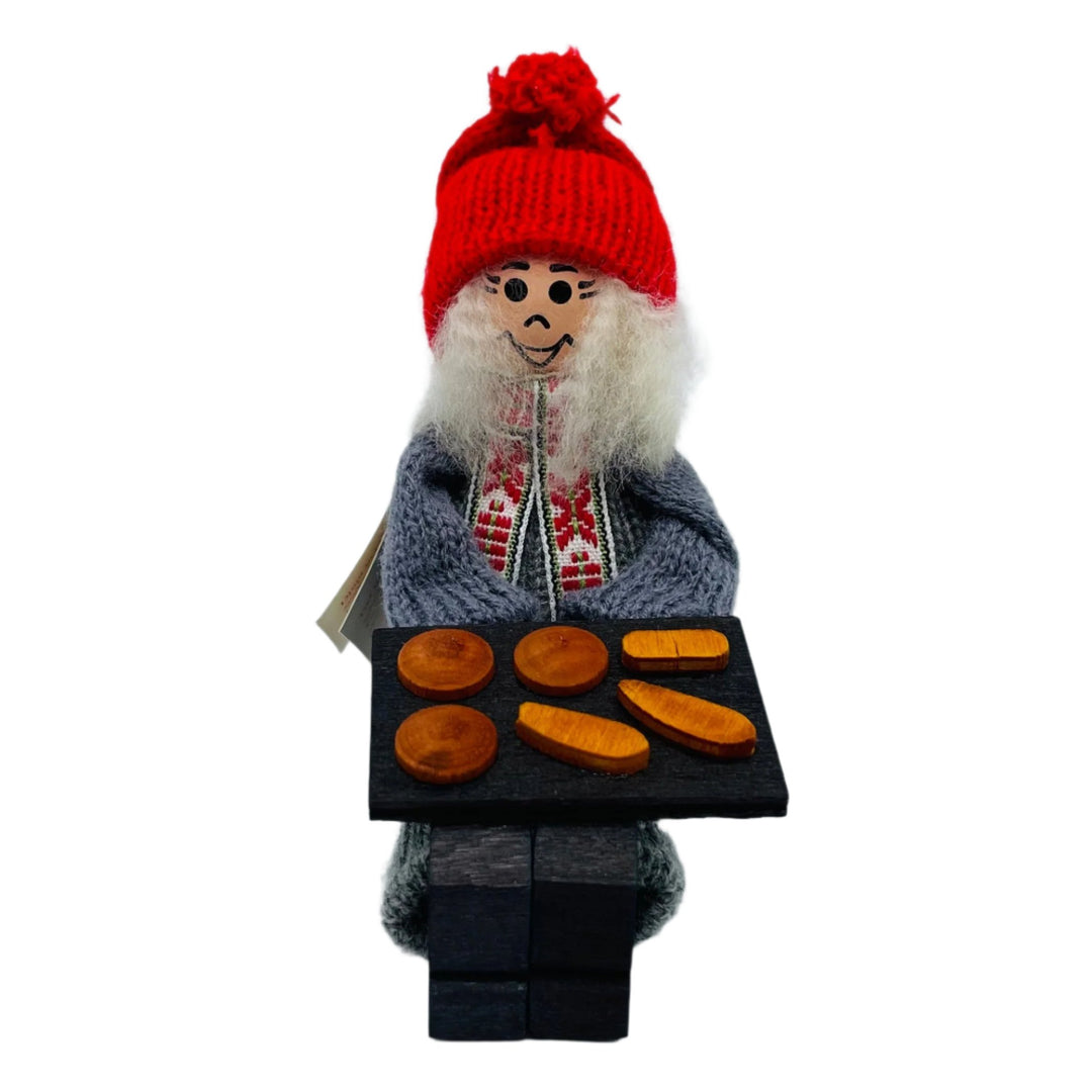 Swedish tomte lady with baking pan