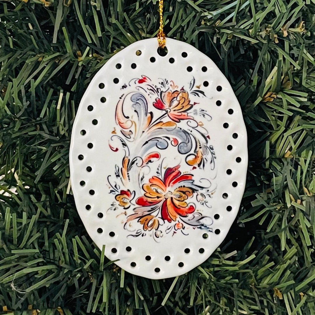 Ceramic oval ornament, Lise Lorentzen creme rosemaling