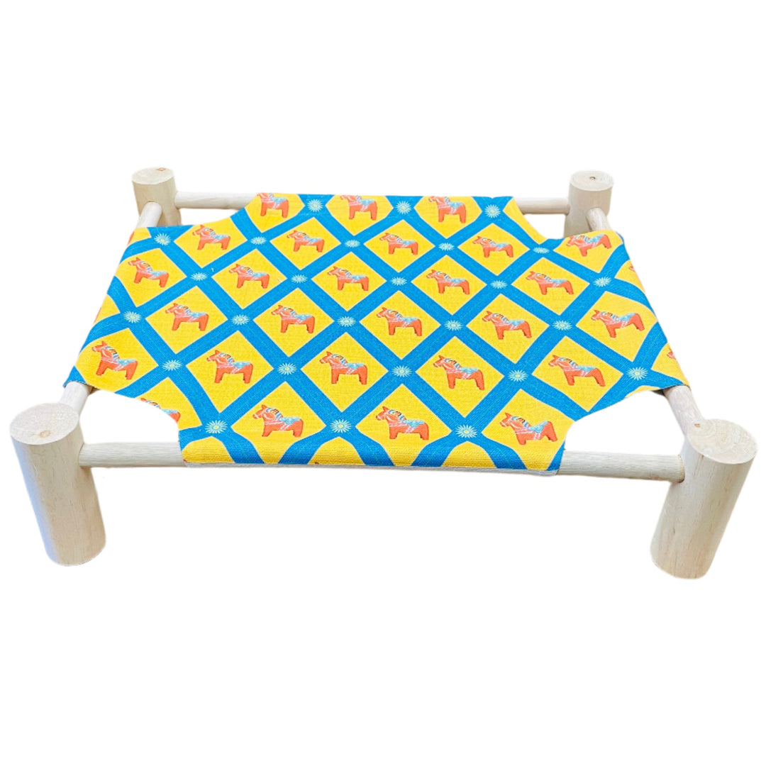 Pet Bed with Wood Base Dala Horses and Daisies