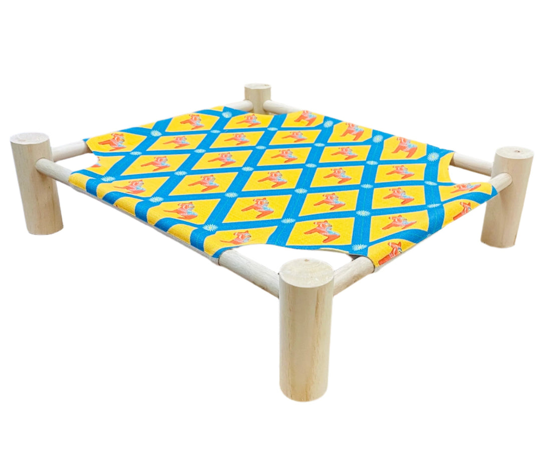 Pet Bed with Wood Base Dala Horses and Daisies