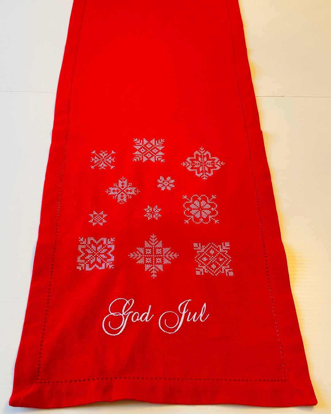 God Jul Snowflakes Embroidered on 52" Runner