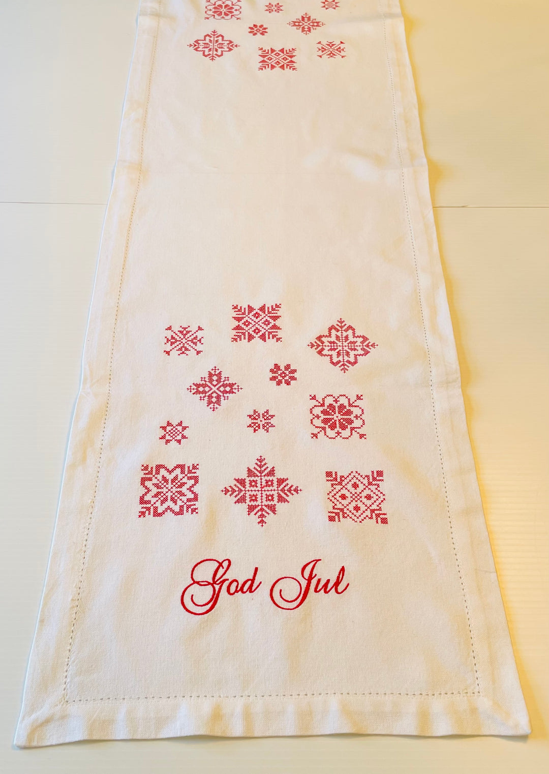 God Jul Snowflakes Embroidered on 52" Runner