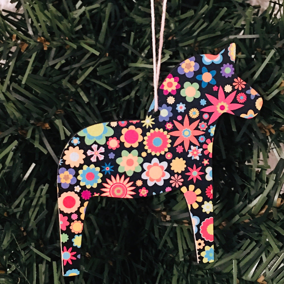 Dala horse ornament - Black flowers