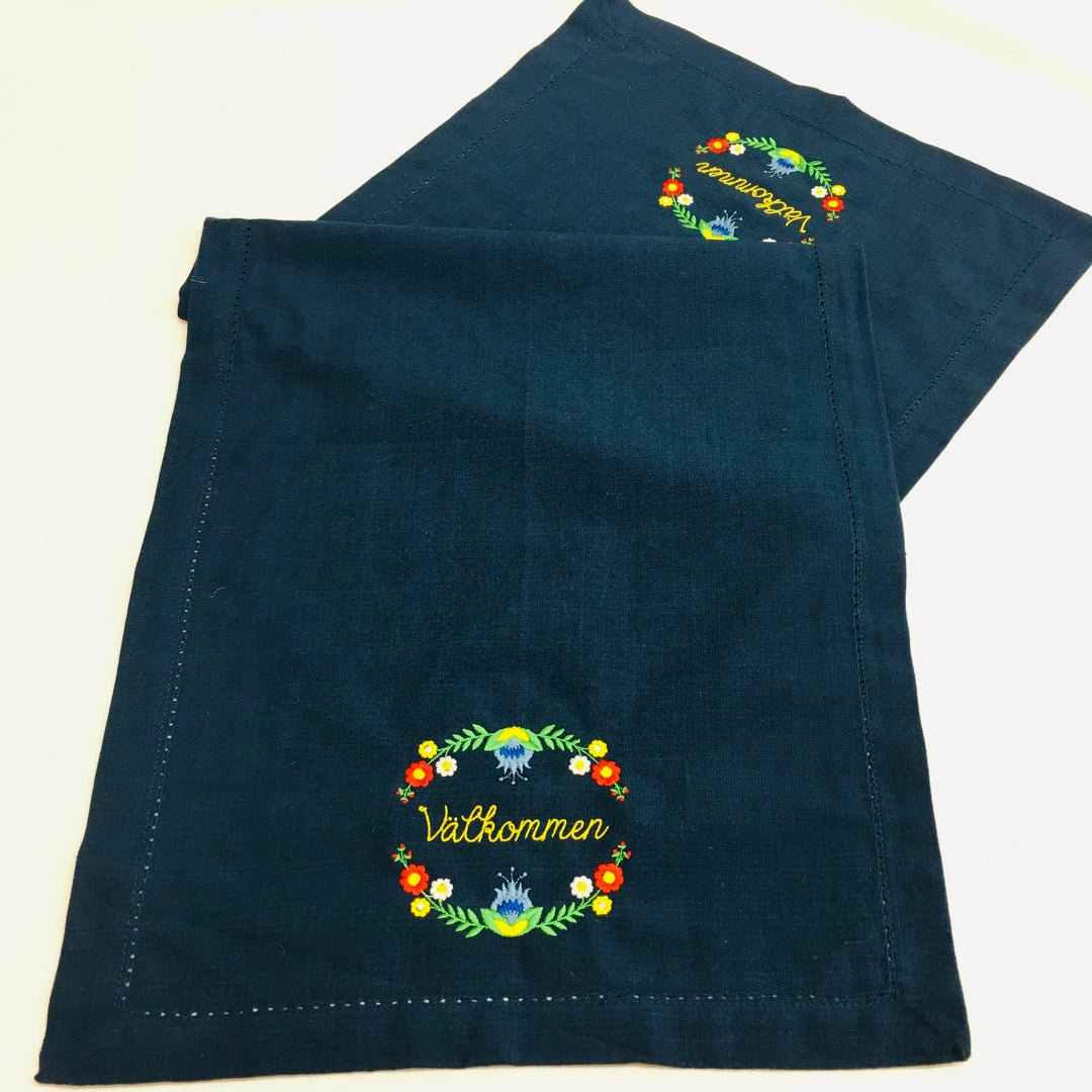 Välkommen Flowers Embroidered on Blue 36" Runner