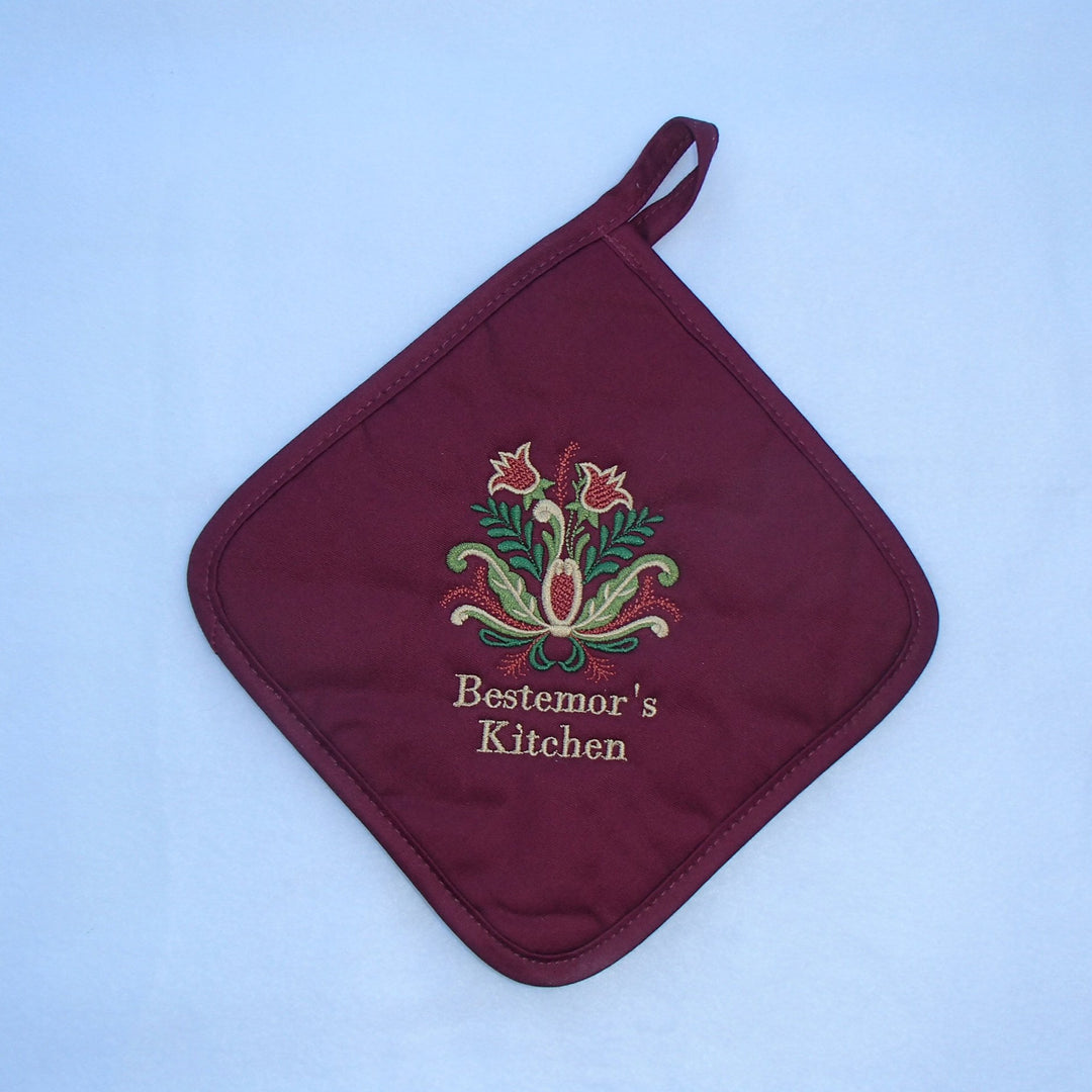 Pot holder - Bestemor's Kitchen on burgundy