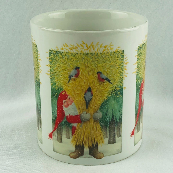 Eva Melhuish Tomte holding wheat coffee mug